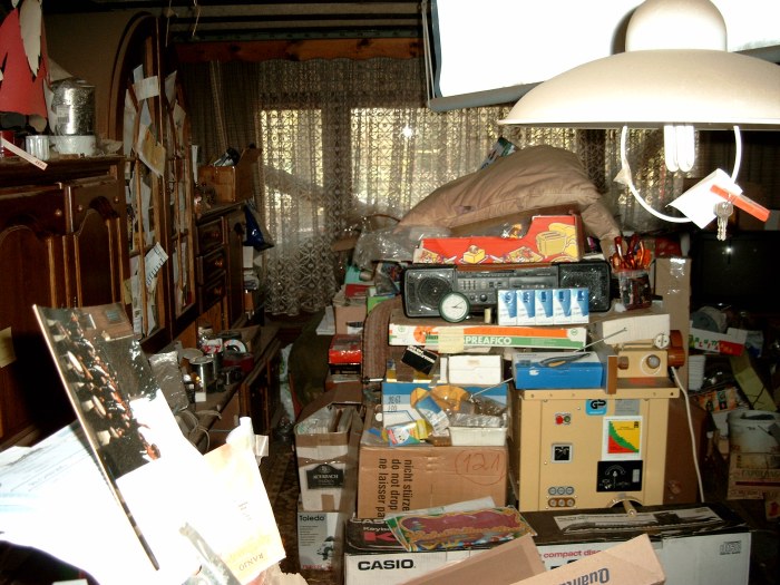 Compulsive hoarding Apartment by Grap - Own work. Licensed  under CC BY-SA 3.0 via Wikimedia  Commons.